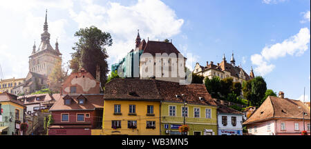 Sighisoara, Roumanie - 2019. Belle vue de maisons colorées et tour de l'horloge (Turnul cu ceas) dans la citadelle de Sighisoara. Banque D'Images