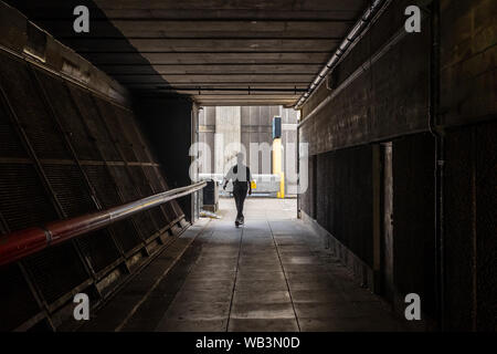 La figure dans le cadre de métro Waterloo Bridge, Southbank London, UK Banque D'Images