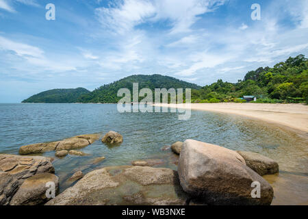 L'île de Penang plage à côté de la forêt tropicale de Penang Banque D'Images