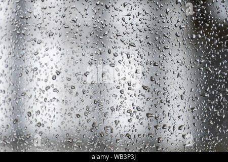 Les gouttelettes d'eau sur la fenêtre lors de fortes pluies de mousson relevant Banque D'Images