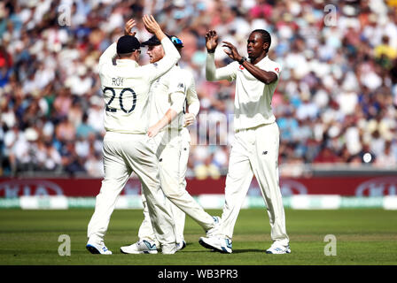 L'Angleterre Jofra Archer (à droite) célèbre en tenant le wicket de position de l'Australie, James Pattinson pendant trois jours du troisième test-match cendres à Headingley, Leeds. Banque D'Images