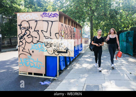 Notting Hill, Londres, Royaume-Uni. 24 août 2019. Les urinoirs publics sont installés avant le carnaval de Notting Hill, la plus grande fête de rue qui célèbre la culture indienne de l'Ouest et des Caraïbes et devrait attirer 1 millions de visiteurs sur le week-end férié Crédit : amer ghazzal/Alamy Live News Banque D'Images