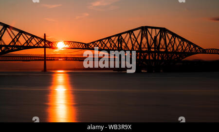 Le Pont du Forth au coucher du soleil Banque D'Images