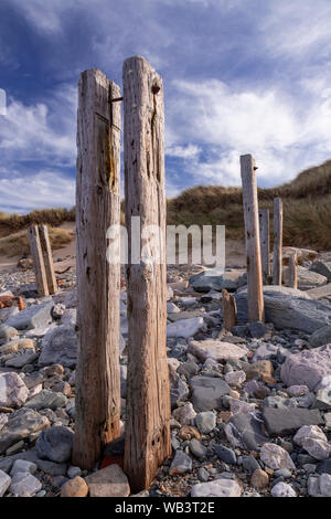 Épis sur la plage de Conwy Morfa, côte Nord du Pays de Galles Banque D'Images