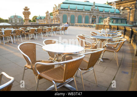 Café de la rue avec tables et chaises marron Banque D'Images