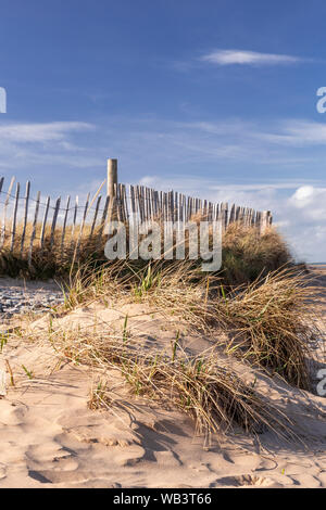 Dune et clôture à Conwy Morfa plage, côte Nord du Pays de Galles Banque D'Images