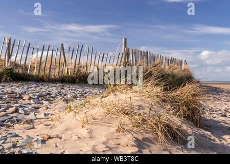 Dune et clôture à Conwy Morfa plage, côte Nord du Pays de Galles Banque D'Images