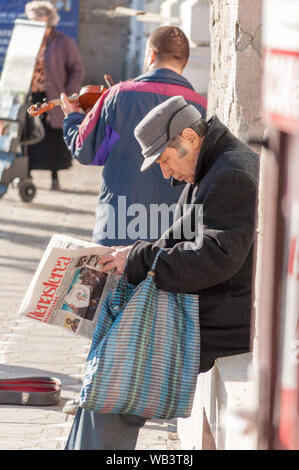 TIMISOARA, ROUMANIE - Mars 14, 2016 : la lecture d'un journal (Renasterea Banateana) dans la rue. De vraies personnes. Banque D'Images