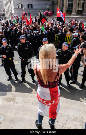 Portland Place, London, UK. 24 août 2019. Fasciste anti protester contre Tommy Robinson partisans à Portland Place. Crédit : Matthieu Chattle/Alamy Live News Banque D'Images