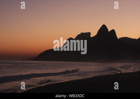 Rio de Janeiro coucher du soleil et de la plage au Brésil Banque D'Images