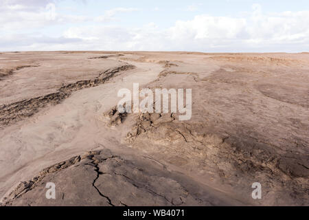 Paysage désertique avec des traces d'érosion et de rivières à sec Banque D'Images