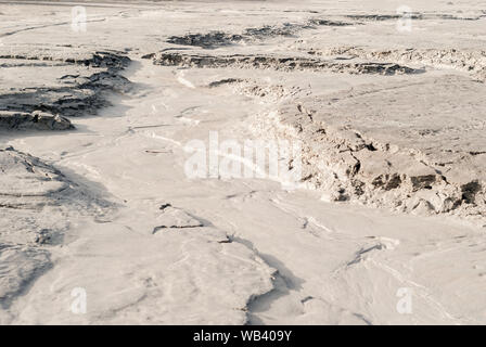 Paysage désertique avec des traces d'érosion et de rivières à sec Banque D'Images