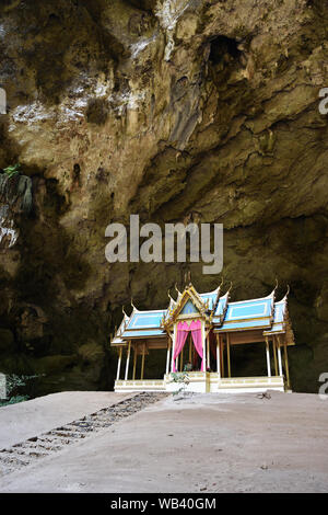 Le pavillon avec grand mur de pierre en arrière-plan à la Grotte de Phraya Nakhon , Khao Sam Roi Yot National Park , Thaïlande Banque D'Images