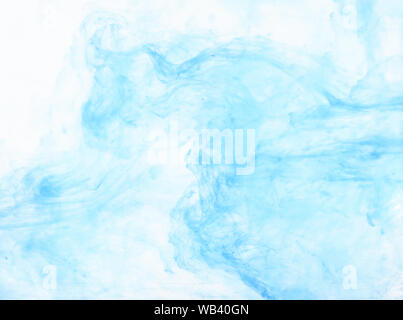 L'encre bleue se propager dans l'eau , flou coloré de la fumée sur fond blanc Banque D'Images