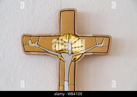 Une mosaïque de tuiles vernissées de Jésus Christ dans une croix en bois par Lubo Michalko. Affiché dans la maison catholique de Quo Vadis. Banque D'Images