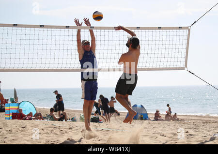 Les gens jouer au beach-volley sur la plage de Boscombe dans le Dorset. Banque D'Images