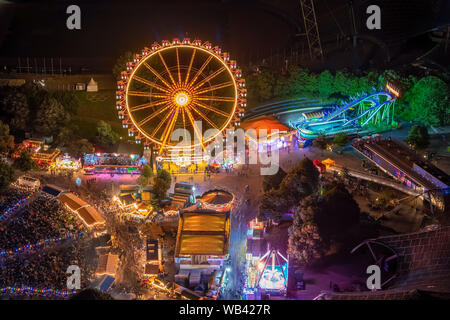 Grande roue illuminée par le haut dans un parc d'amusement. Banque D'Images