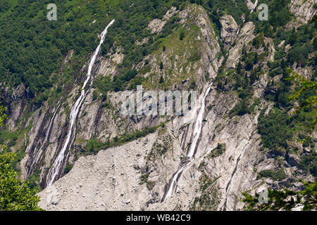 Cascades de la pente de la Aiguilles du Dru, une montagne du massif du Mont Blanc, dans les Alpes françaises, en été, train du Montenvers, Chamonix, France Banque D'Images