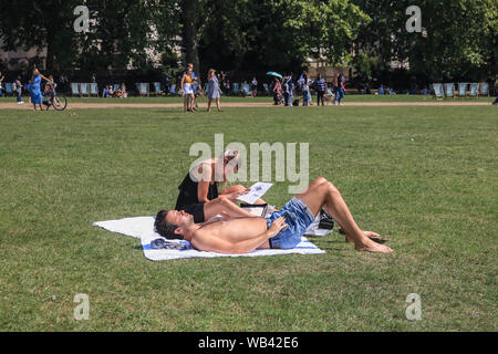 Londres, Royaume-Uni. 24 août 2019. Les gens de soleil dans Green Park un jour ensoleillé chaud comme ta mini canicule est prévue avec des températures pendant la flambée bank holiday weekend Crédit : amer ghazzal/Alamy Live News Banque D'Images