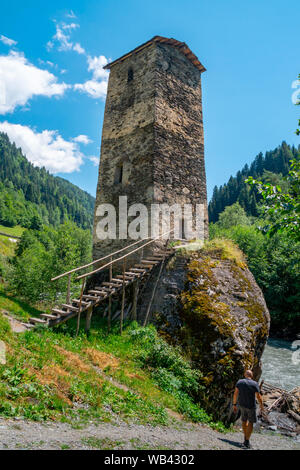 L'amour sur la tour médiévale Svan rivière Enguri, Kala village, Samegrelo-Zemo Svaneti, Georgia. Les voyages. Banque D'Images