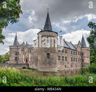Helmond, Pays-Bas, 16 août 2019 : voir des murs et des tours du 14ème siècle, château et ses douves forment la North West Banque D'Images