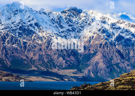 Balcon avec vue sur le ciel nuageux ciel bleu sur homes lac et montagnes enneigées Banque D'Images