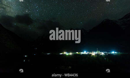 Voie lactée au Village de Leh Ladakh et Montagnes - Banque D'Images