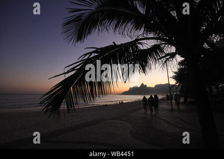 Rio de Janeiro coucher du soleil et de la plage au Brésil Banque D'Images
