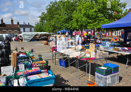 Le marché du jeudi, Place du marché, à St Neots, Cambridgeshire, Angleterre, RU Banque D'Images