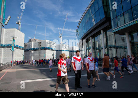 Londres, Royaume-Uni. Wembley, Londres, Royaume-Uni. Août 24, 2019. St Helens v Warrington Wolves Coral Challenge Cup 2019 finale au stade de Wembley - fans à l'extérieur du stade avant le match Crédit : John Hopkins/Alamy Live News Banque D'Images