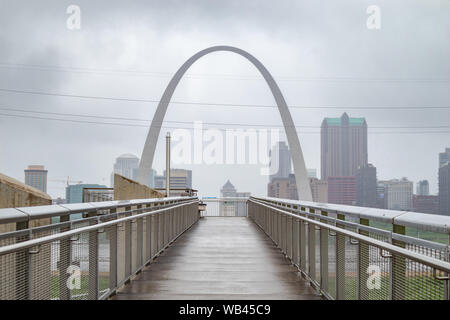 Saint Louis gateway arch et skyline, New York, États-Unis d'Amérique, ciel nuageux jour de printemps. Observation Deck Banque D'Images