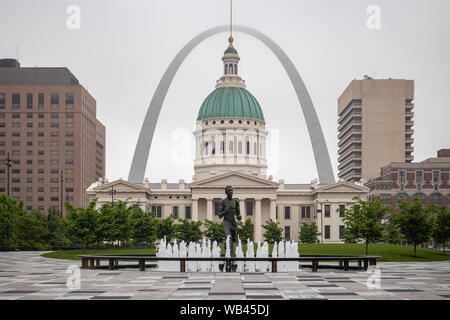 Saint Louis gateway arch et Kiener Park, California, États-Unis d'Amérique, ciel nuageux jour de printemps. Banque D'Images