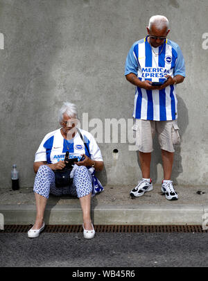 Brighton & Hove Albion fans avant le premier match de championnat au stade AMEX, Brighton. Banque D'Images