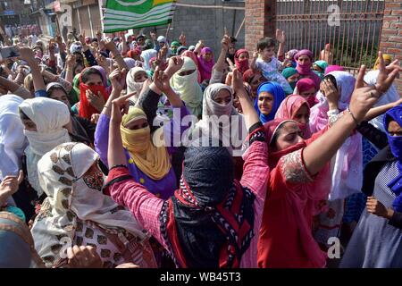 Srinagar, Inde. Août 23, 2019. Les femmes du Cachemire slogans chant tout en faisant des gestes pendant le rallye.Un rassemblement a eu lieu à Srinagar ville suite à la décision prise par le gouvernement central d'abolir l'article 370 qui accorde un statut spécial à Jammu-et-Cachemire. Credit : SOPA/Alamy Images Limited Live News Banque D'Images