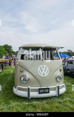 VW campervan au Festival de Helmingham Classic & Sports Cars 2019 Banque D'Images