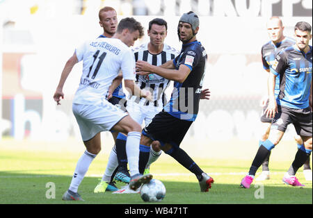 Paderborn, Allemagne. Août 24, 2019. Soccer : Bundesliga, SC Paderborn 07 - SC Freiburg, 2e journée dans l'Arène de Benteler. Paderborn est Klaus Gjasula (M) dans la lutte pour le ballon avec Luca Waldschmidt (l) de Fribourg. Credit : Friso Gentsch/DPA - NOTE IMPORTANTE : en conformité avec les exigences de la DFL Deutsche Fußball Liga ou la DFB Deutscher Fußball-Bund, il est interdit d'utiliser ou avoir utilisé des photographies prises dans le stade et/ou la correspondance dans la séquence sous forme d'images et/ou vidéo-comme des séquences de photos./dpa/Alamy Live News Banque D'Images