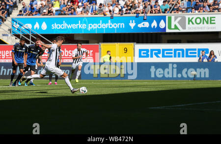 Paderborn, Allemagne. Août 24, 2019. Soccer : Bundesliga, SC Paderborn 07 - SC Freiburg, 2e journée dans l'Arène de Benteler. Buteur Luca Waldschmidt de Freiburg marque le but 1:1 avec une pénalité. Credit : Friso Gentsch/DPA - NOTE IMPORTANTE : en conformité avec les exigences de la DFL Deutsche Fußball Liga ou la DFB Deutscher Fußball-Bund, il est interdit d'utiliser ou avoir utilisé des photographies prises dans le stade et/ou la correspondance dans la séquence sous forme d'images et/ou vidéo-comme des séquences de photos./dpa/Alamy Live News Banque D'Images