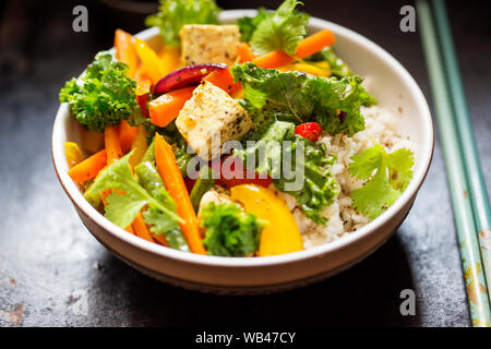 Le Kale, poivrons, haricots verts, oignons rouges, riz, sauté de tofu au basilic Banque D'Images