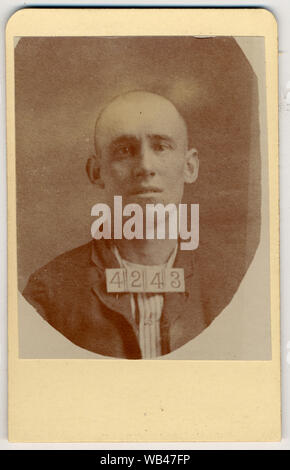 E. Frank Wright, mug shot avec no Sur la poitrine 4243 Abstract/moyenne : 1 tirage photographique. Banque D'Images