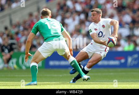 Ireland's Garry Ringrose (à gauche) et l'Angleterre George Ford en action au cours de la 183 match international au stade de Twickenham, Londres. Banque D'Images