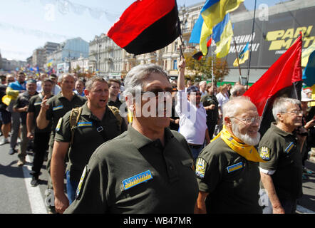 Les militaires ukrainiens mars à la place de l'indépendance au cours de l'Anniversaire.L'Ukraine marque le 28e anniversaire du Jour de l'indépendance de l'Union soviétique depuis 1991, le 24 août 2019. Banque D'Images