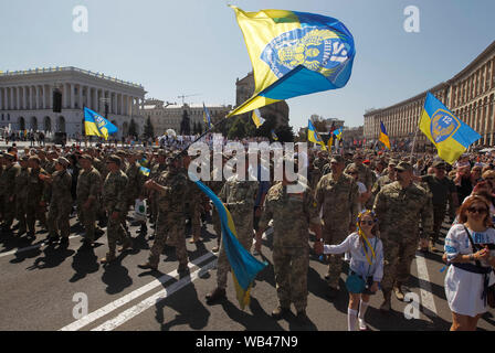 Les militaires ukrainiens mars à la place de l'indépendance au cours de l'Anniversaire.L'Ukraine marque le 28e anniversaire du Jour de l'indépendance de l'Union soviétique depuis 1991, le 24 août 2019. Banque D'Images