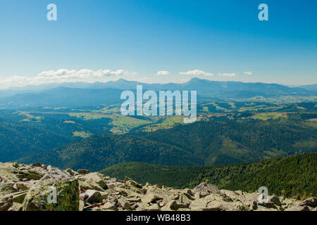 Beaux paysages de montagne avec les Carpates ukrainiennes Banque D'Images