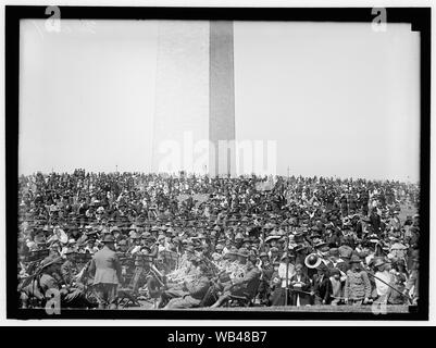 Pâques. Foule AU MONUMENT POUR MATÉRIEL ROULANT D'OEUFS Abstract/medium : 1 négatif : vitrage ; 5 x 7 in. ou moins Banque D'Images