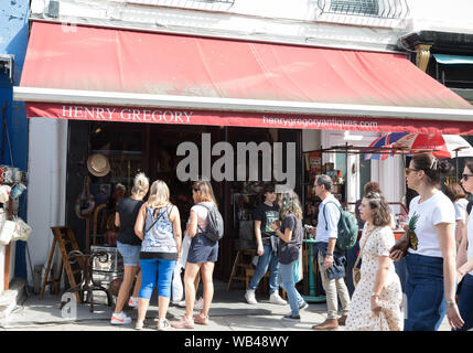 London,UK,24 août 2019,un soleil radieux avec des températures élevées en marché de Portobello Road qui est un célèbre marché. Les gens ont continué à parcourir les étals malgré la chaleur et les mises en garde de rester en dehors de la mi-journée sunshine.Crédit : Keith Larby/Alamy Live News Banque D'Images