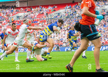 Londres, Royaume-Uni. 24 août 2019. St Helens v Warrington Wolves Coral Challenge Cup 2019 finale au stade de Wembley - Warrington Wolves Joe Philbin marque le premier essai Crédit : John Hopkins/Alamy Live News Banque D'Images