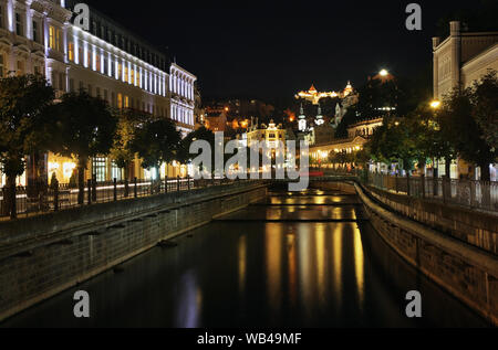 Quai de la rivière Tepla à Karlovy Vary. La Bohême. République tchèque Banque D'Images