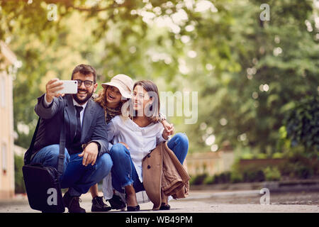 Les parents heureux avec leur fille après l'école de prendre une photo, Banque D'Images