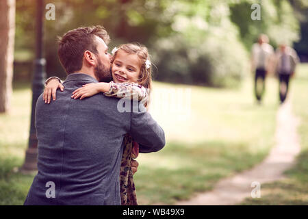 Happy school girl hugging leur père après l'école Banque D'Images