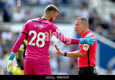 Le gardien de Southampton Angus Gunn parle avec match arbitre Kevin ami au cours de la Premier League match au stade AMEX, Brighton. Banque D'Images